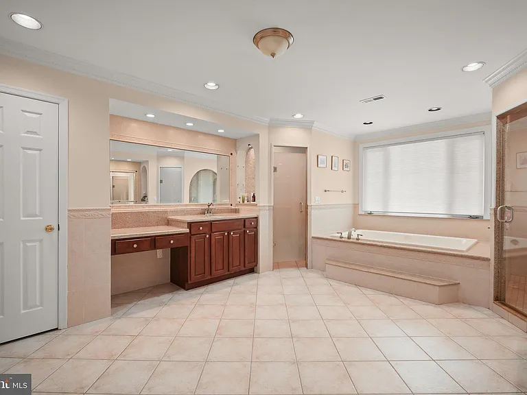 9809 Hall Rd — Photo 28