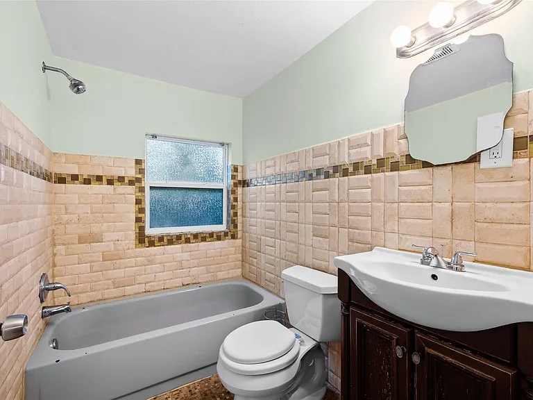 2409 E 9th St #B — Photo 16
