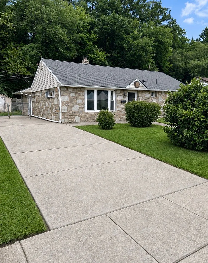 Large 3 bedroom 1 bath in Bristol PA. Recently renovated single home with new flooring — Photo 4