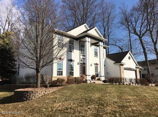 5598 W Meadow Grove Dr SE, Kentwood, MI 49512