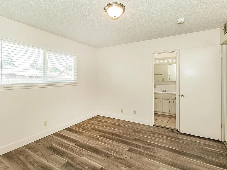 4411 N Winery Ave — Photo 3