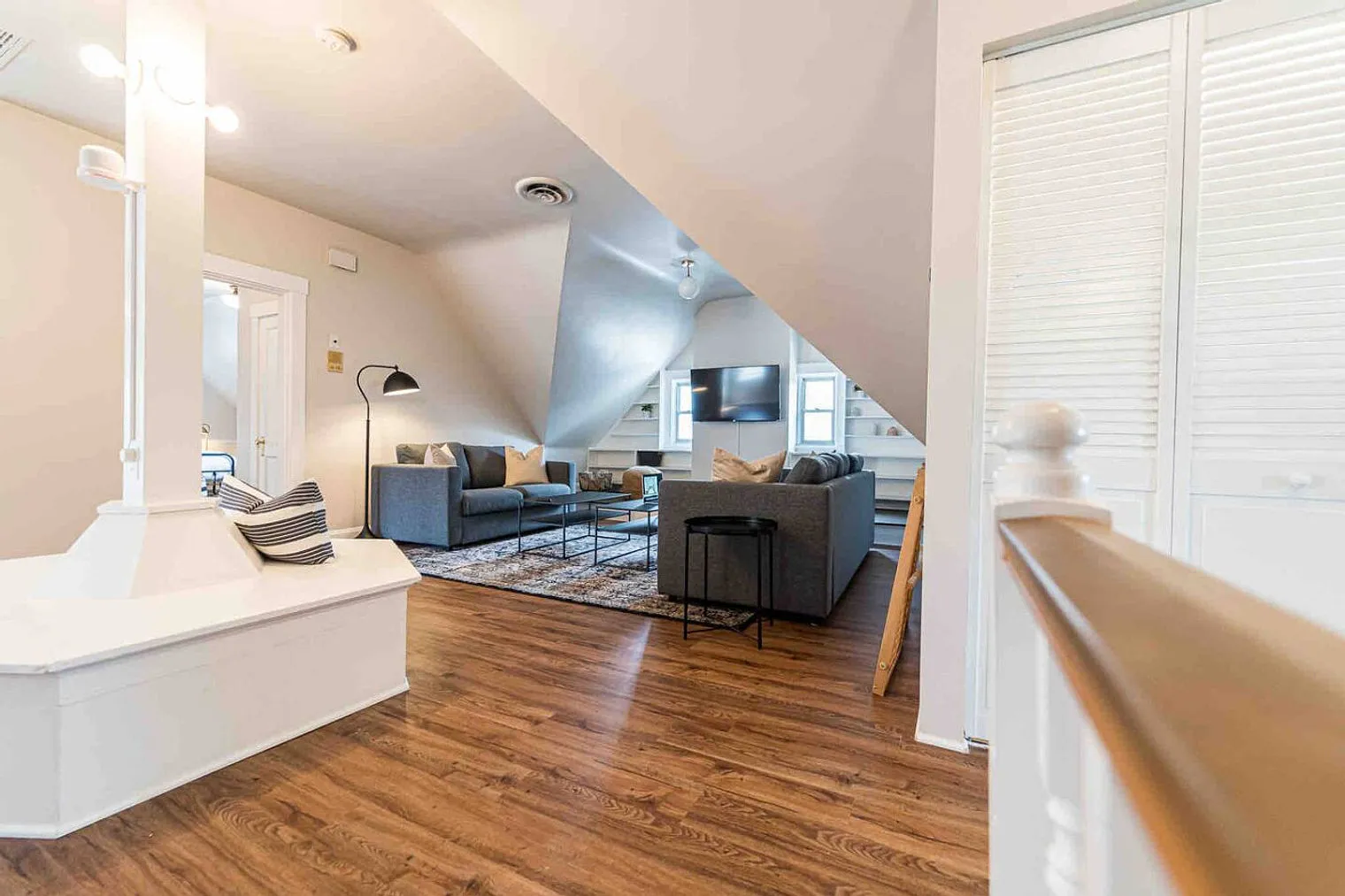 5 bed, 2.0 bath, 2960 sqft, $6,077 — Photo 2