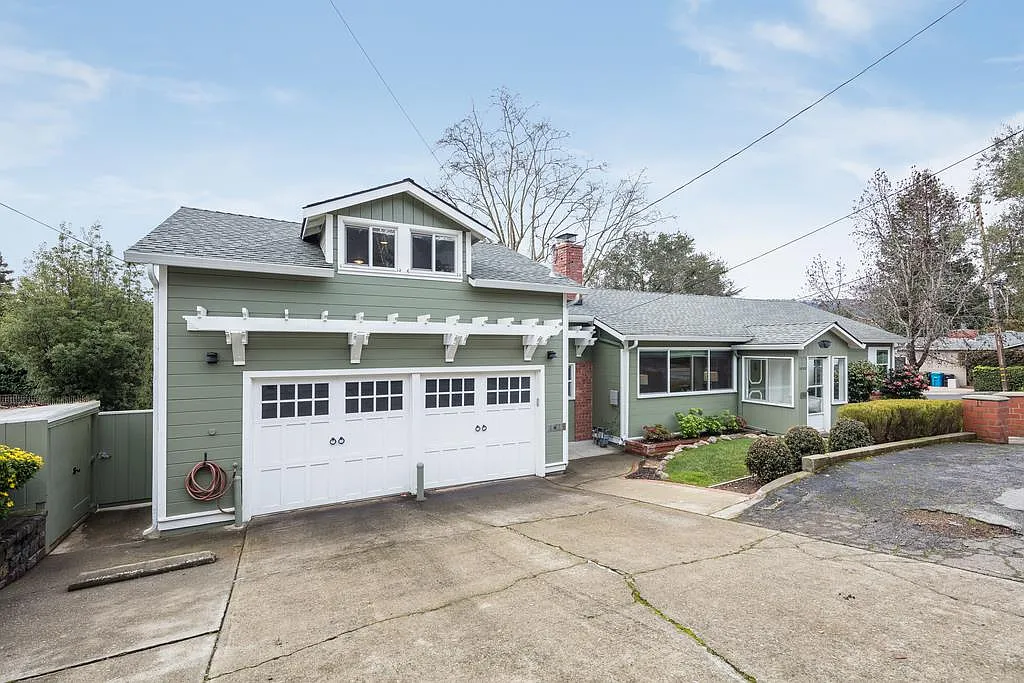 1609 Fairway Dr photo 1
