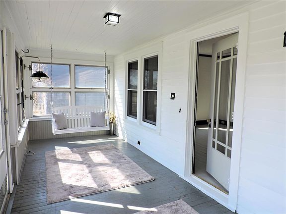 Inviting front porch!