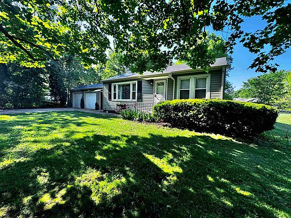 3rd image of 213 Seneca Ave