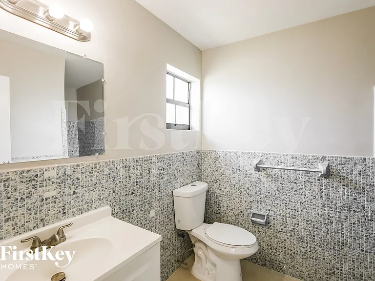 960 N 73rd Way — Photo 10