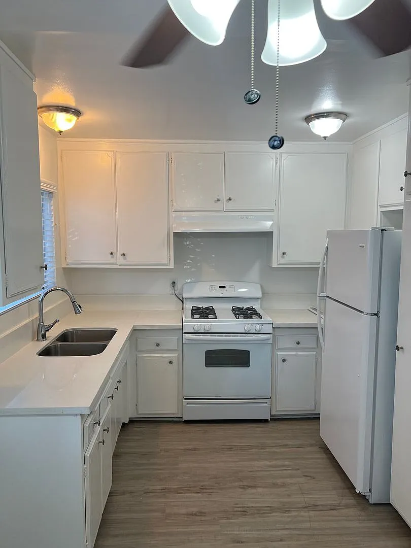 Building Photo - t1257