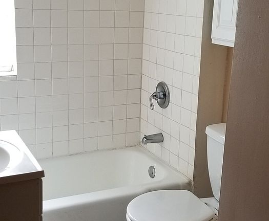3rd image of 2304 N Oakley Ave #2