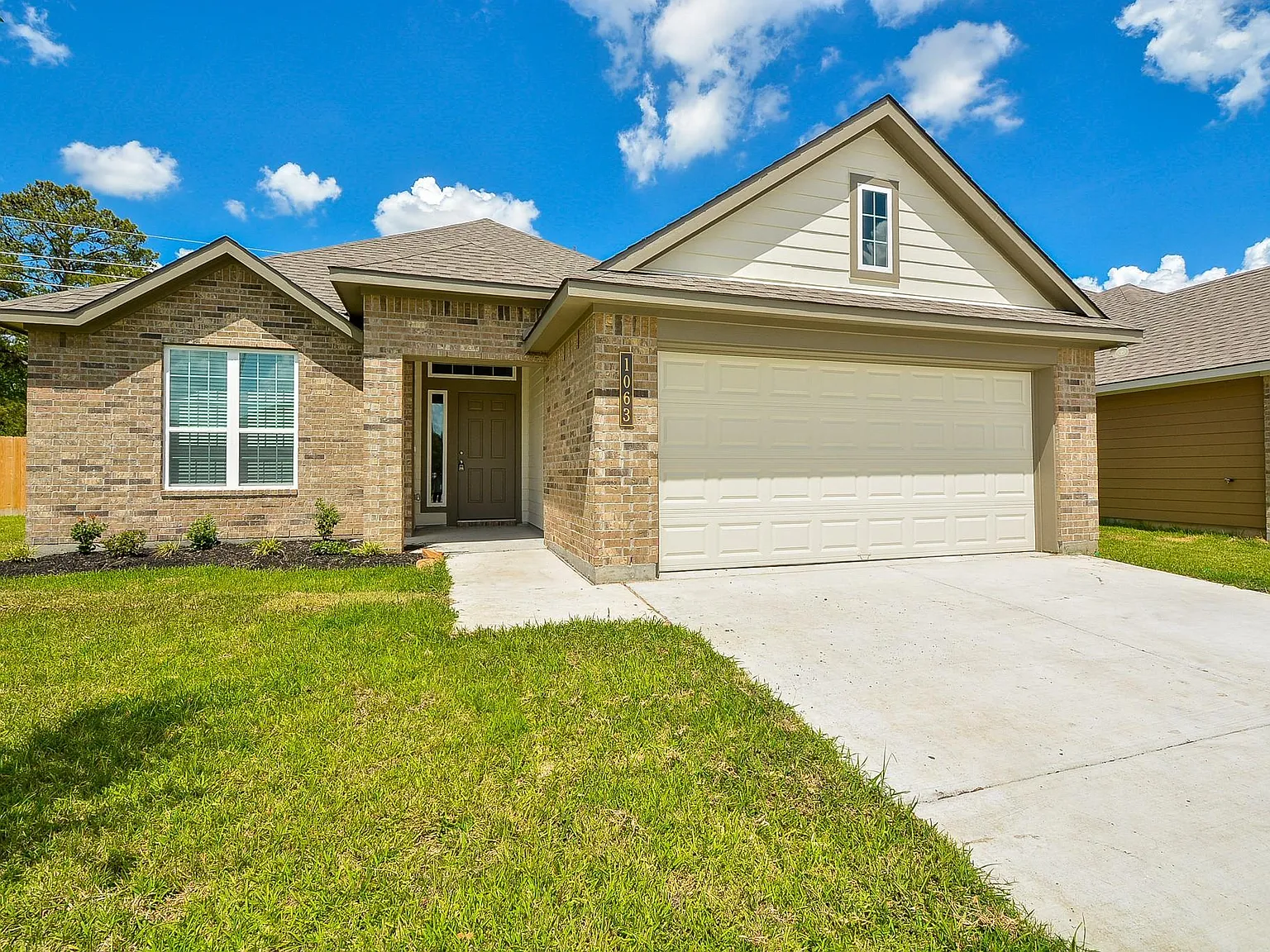 3 bed, 2.0 bath, 1620 sqft, $2,200 — Photo 2