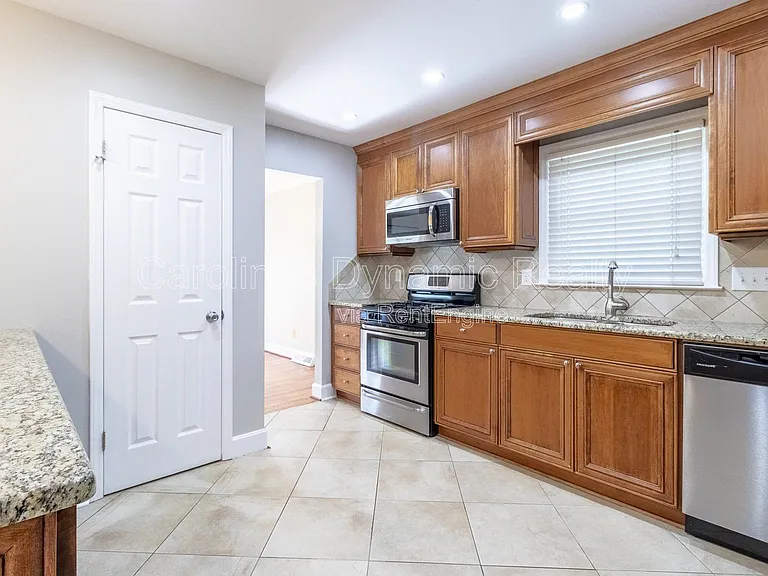 6618 Castlegate Dr — Photo 17