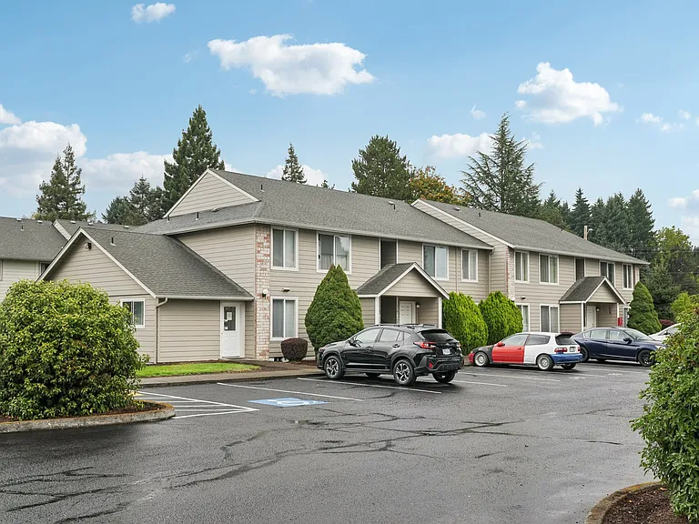 Windsor Court Apartments — Photo 13