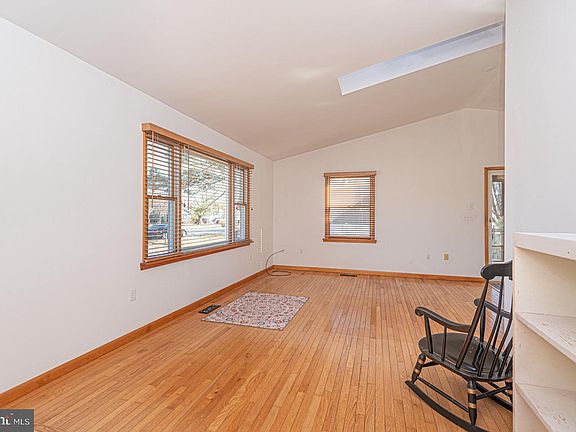 5th image of 10333 Tudor Rd