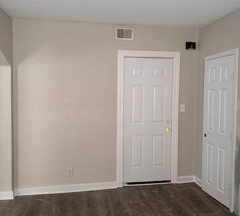3rd image of 420 Olive St