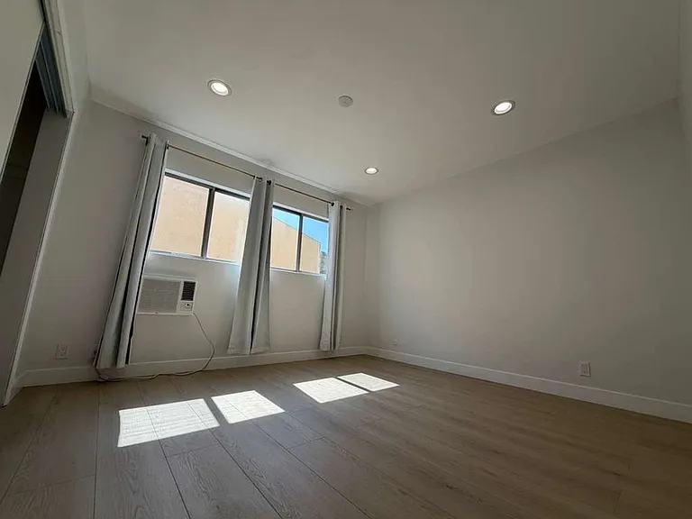 7607 Norton Ave — Photo 12
