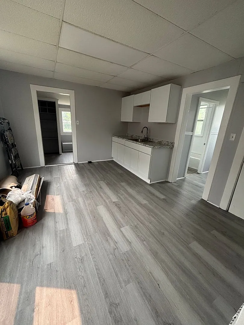 2bd Single Cash Pay/Section 8 — Photo 3