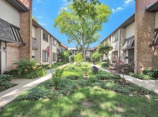 1734 Henley St APT 4, Glenview, IL 60025
