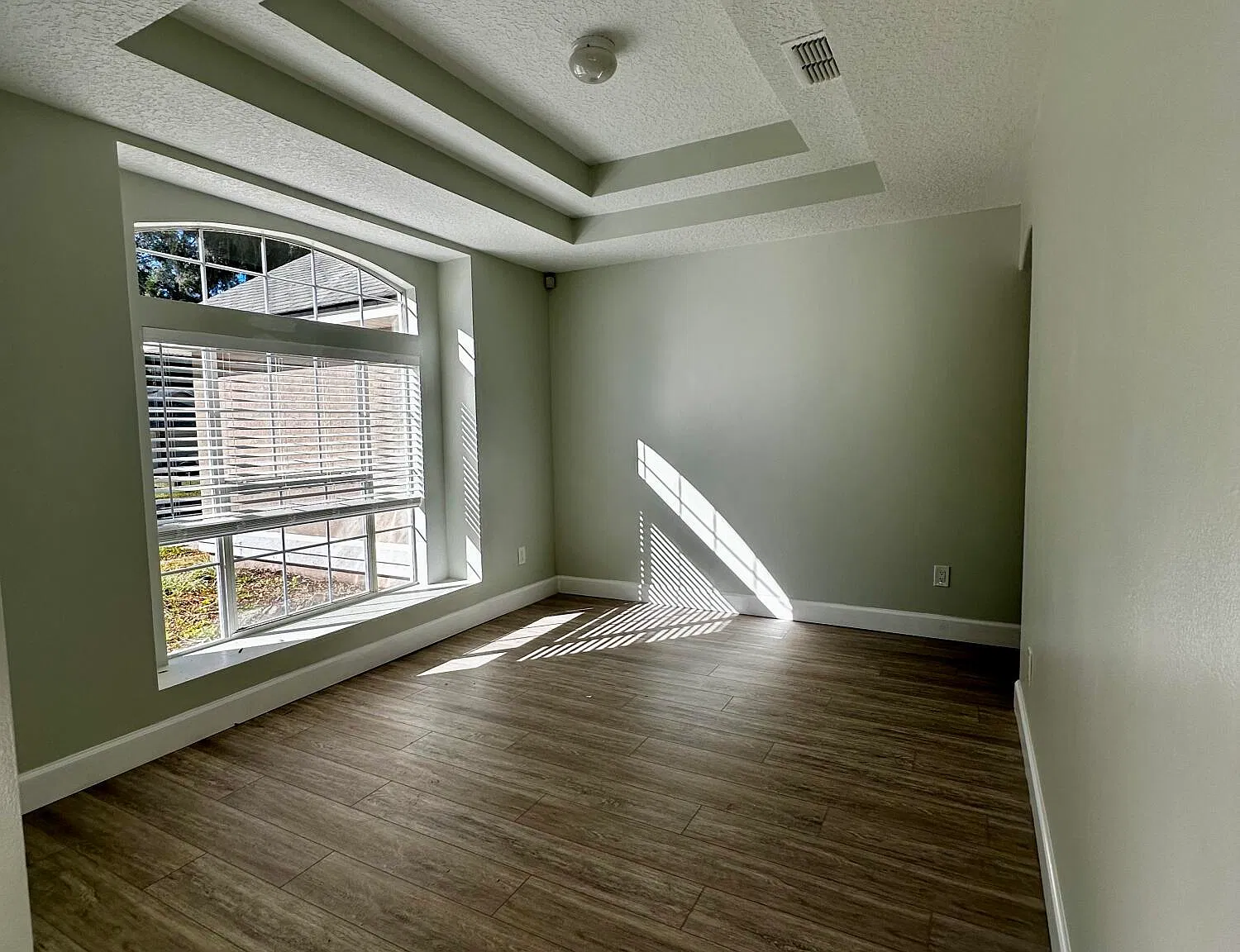 4 bed, 2.5 bath, 2447 sqft, $2,500 — Photo 3