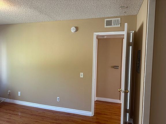 4th image of 956 Everett St