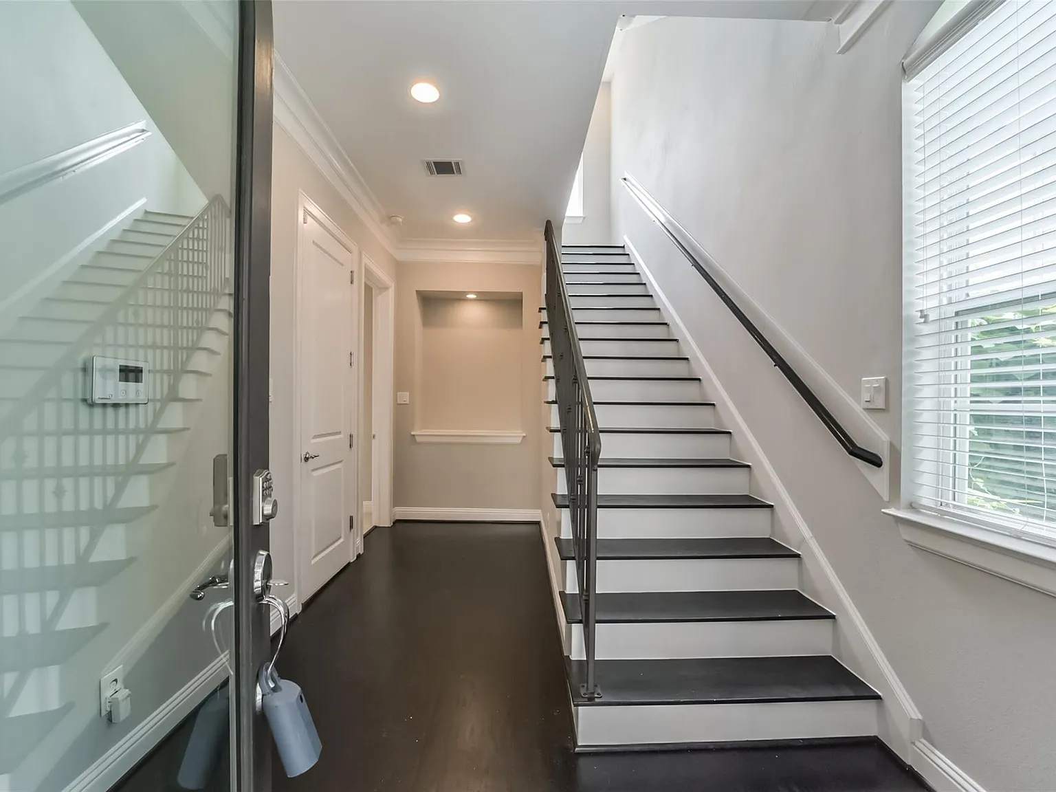 3 bed, 3.5 bath, 2356 sqft, $3,200 — Photo 4