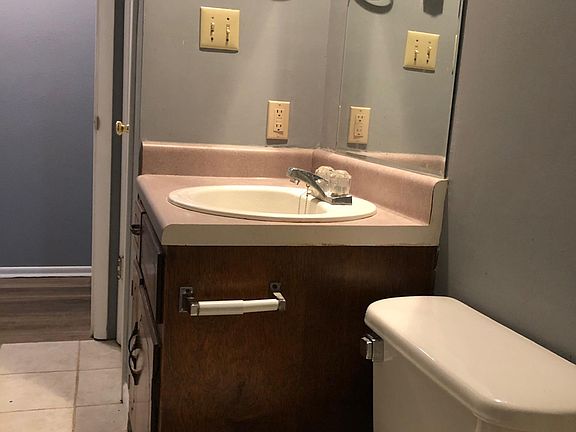2nd image of 615 Boxwood Dr APT 3