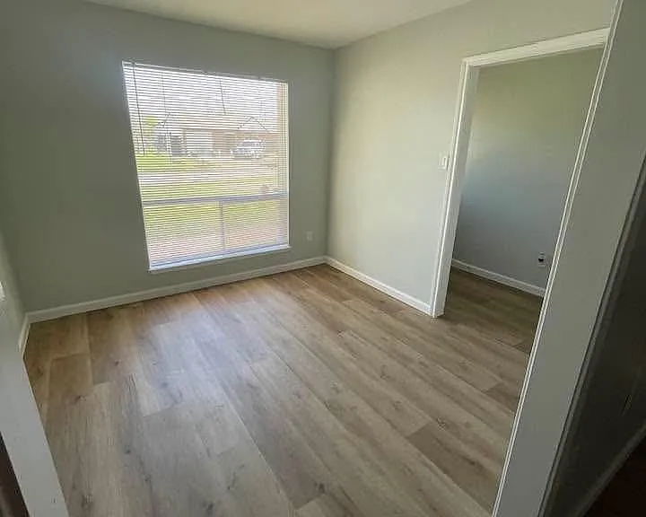 11002 Segrest Dr — Photo 2