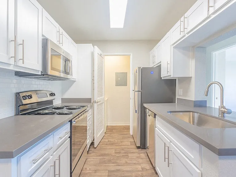 Monte Vista Apartments — Photo 1