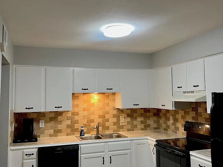 Kitchen (common area)