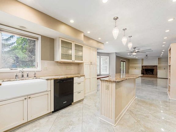 3rd image of 5691 Chatterfield Dr
