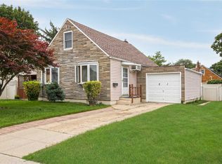 21 Byron Pl, Hicksville, NY 11801