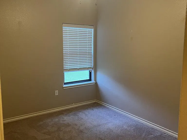 1033 Redwood Ave — Photo 11