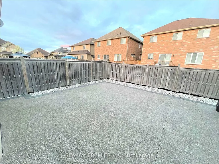 88 Sundance Cres — Photo 29