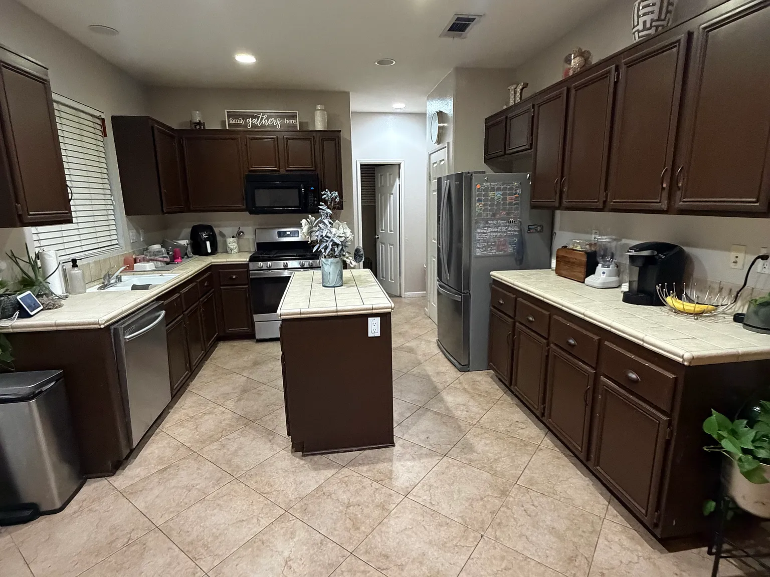 3 bed, 2.5 bath, 1795 sqft, $2,700 — Photo 2