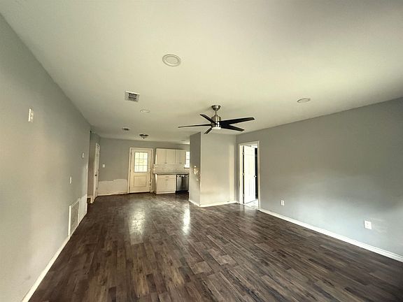 5th image of 201 N Meadowbrook Dr