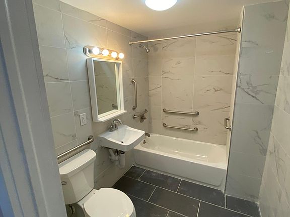 4th image of 1428 Franklin Ave #1