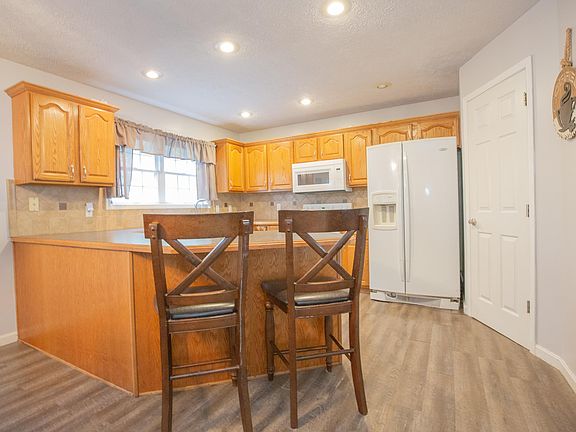 4th image of 3901 Farrington Dr