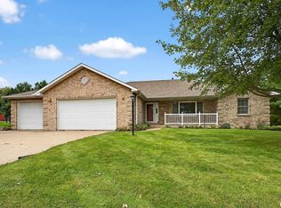 18 Dexter Blvd, Eldridge, IA 52748