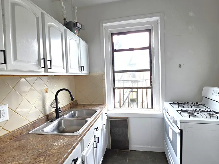21-77 33rd St #5H — Photo 4