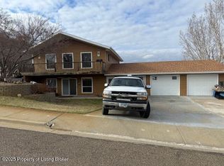 370 Spruce St, Dickinson, ND 58601