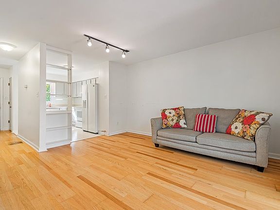 3rd image of 106 Weatherstone Dr Unit A