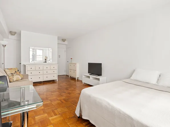 310 East 49th Street image 2 of 9