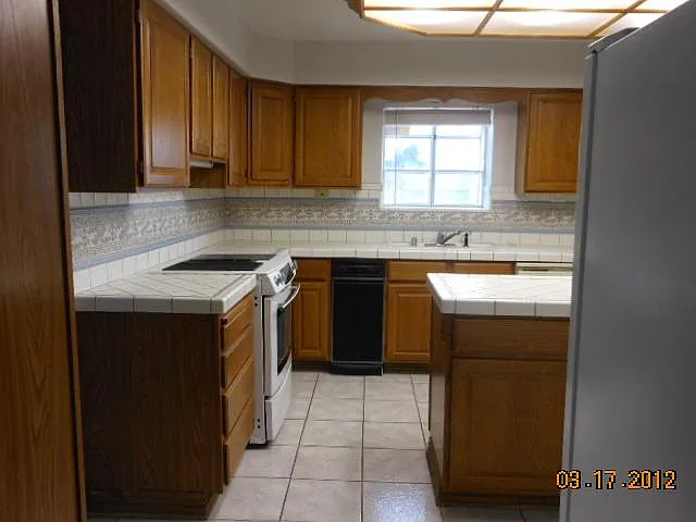 E Middleton Dr — Photo 6