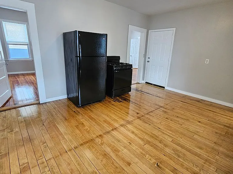 185 Grove St #187 — Photo 4