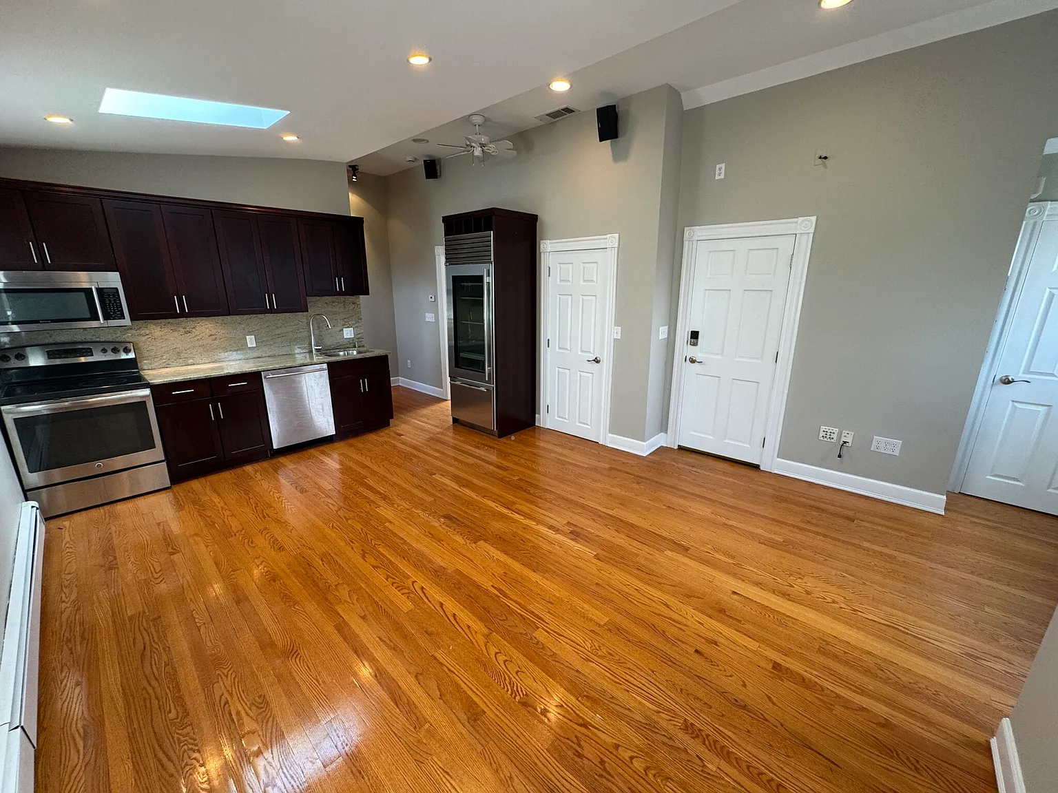 2 bed, 900 sqft, $3,750 — Photo 2