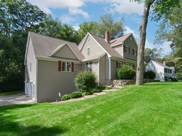 4 Lealand Peck Dr, Wrentham, MA 02093