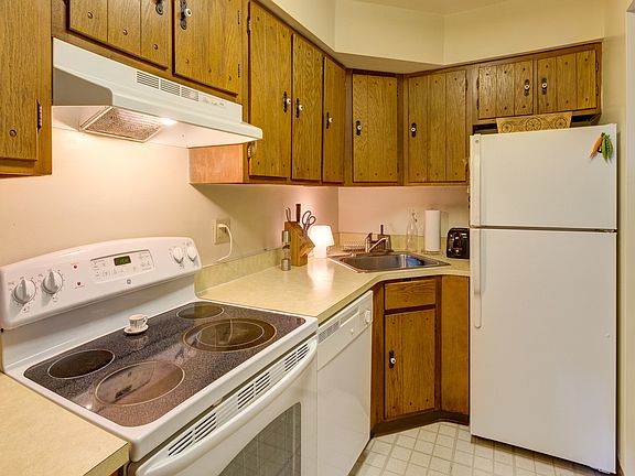 2nd image of 18001 Lake Shore Blvd #Ws2-302