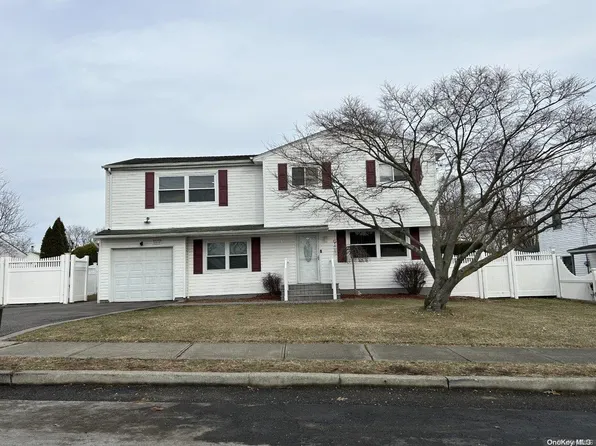 33 Pamela Lane, Selden, NY 11784