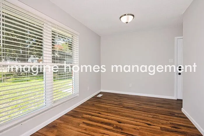 2717 Greenleaf Dr — Photo 3