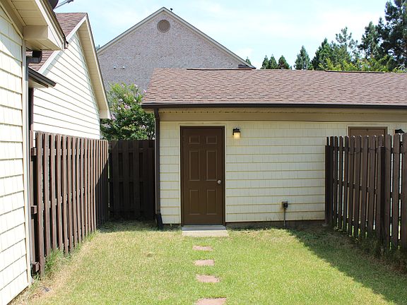 Private patio/courtyard (2/2) - leads to one-car garage