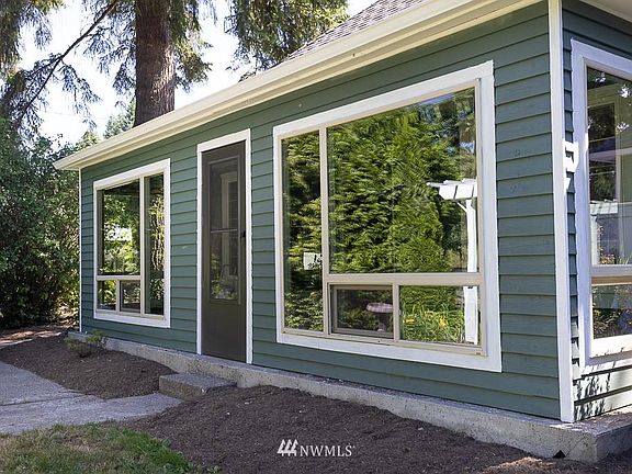 3rd image of 831 Baird Ave