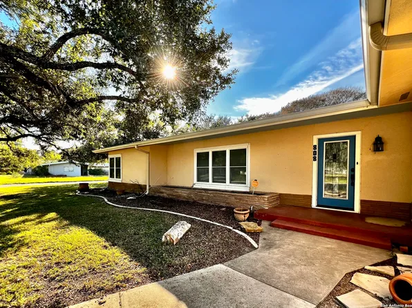 808 S 8th St, Kenedy, TX 78119